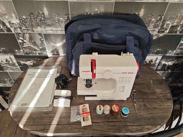 JANOME 525 Mini Electric Sewing Machine with Foot Pedal - Image 4