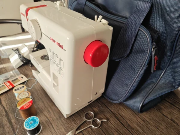 JANOME 525 Mini Electric Sewing Machine with Foot Pedal - Image 2