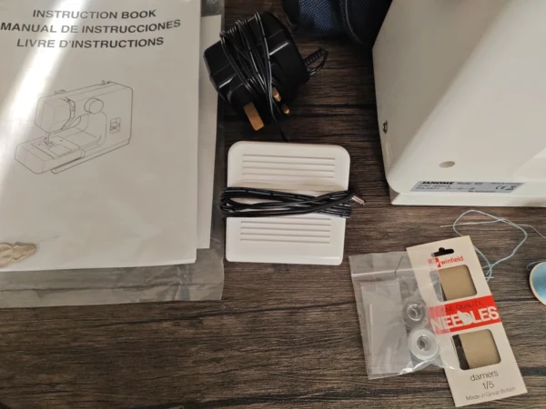 JANOME 525 Mini Electric Sewing Machine with Foot Pedal - Image 7
